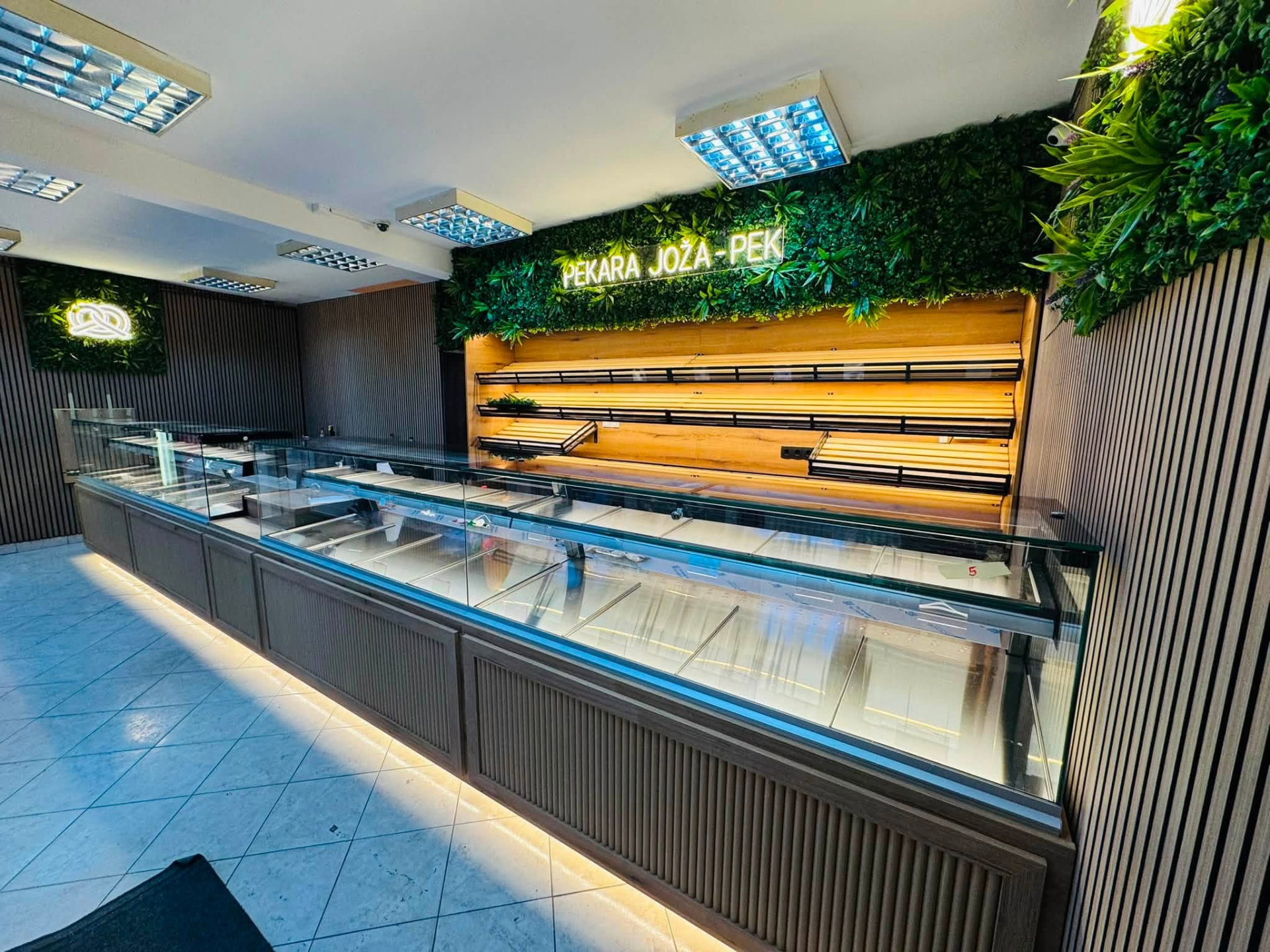 Pekara Joža-Pek – pult, vitrine i zidne police