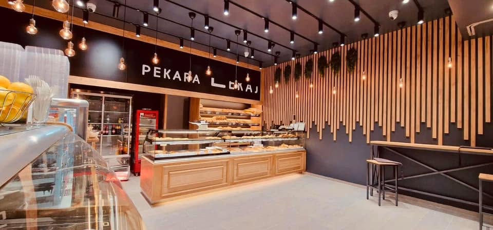 Pekara Lokaj – drveni pult i zidne lamele