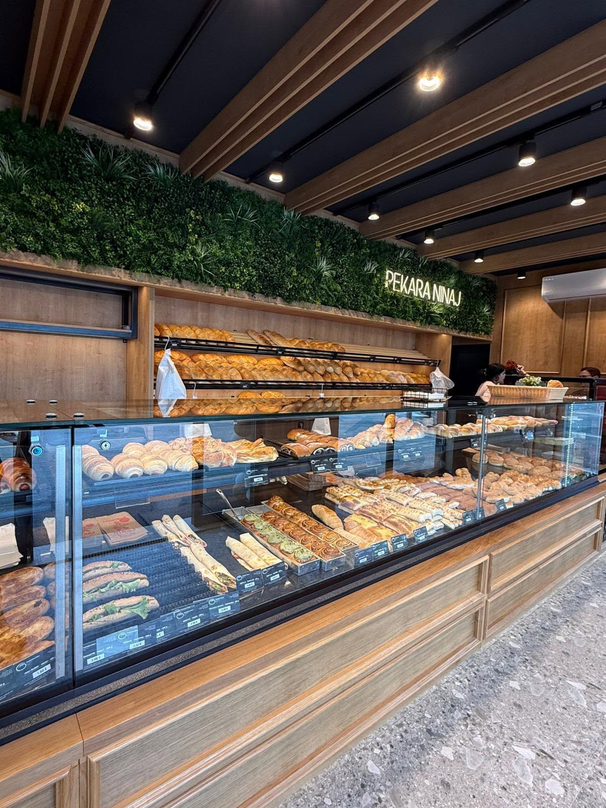 Pekara Ninaj – vitrina po mjeri i zeleni zid