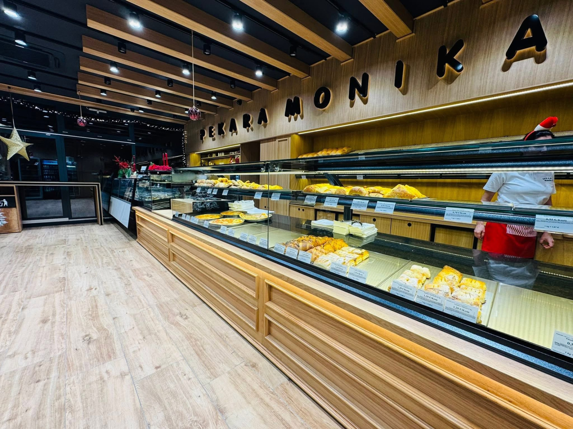 Pekara Monika – duga vitrina i drveni pult