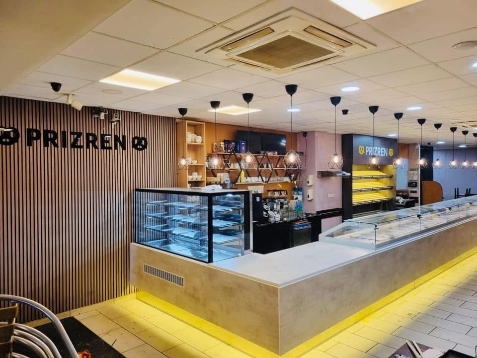 Prizren – slastičarnička vitrina i pult